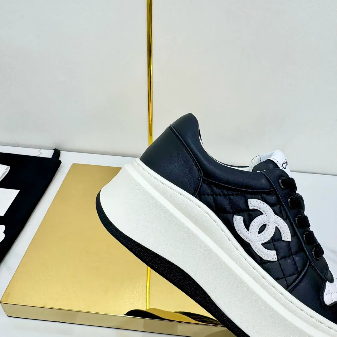 👟👟Ex-factory price 600👟👟 Upgraded version, upgraded version, upgraded version! No rebuttal accepted! ! ! ! Chanel Chanel panda shoes! 2025 counter's top casual sports shoes. This classic design; the upper is electro-embroidered with a variety of techniques; the outsole is fashionable and sporty; the unusual inclusion of a variety of color matching elements... The diversified mix and match is very good-looking and versatile, and can be used for leisure, fashion, sports, and outdoor... ꫛꫀꪝ Go➫ Materials: ❶Upper made of: original imported first-layer silk cowhide + original waterproof cloth + original first-layer cowhide ❷Inner lining: Original Yangli+Net ❸Outsole based on: Original TPU combination outsole Counter boutique packaging complete set for women 35–41 👉 👉 👉 👉 👉